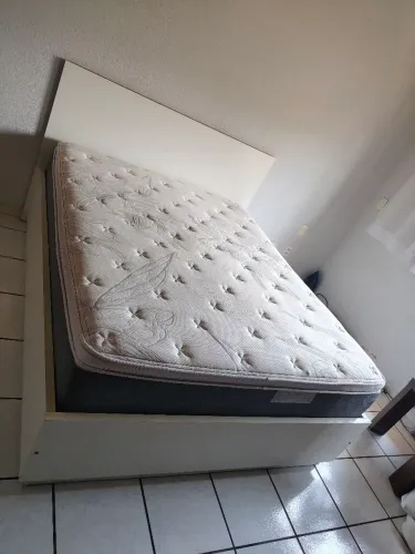 Vendo cama Queen em MDF duplado com colchão de mola ensacada