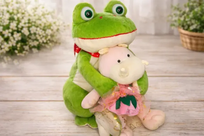 Sapo Abraçando Hipopótamo 45cm