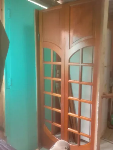 Vendo essa porta em excelente estado de conservação enterecados por vidro ideal para ban
