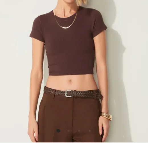Camiseta cropped femenina canelado-marrom riachuelo