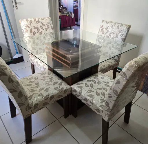 Mesa de Jantar com Tampo de Vidro + 4 Cadeiras