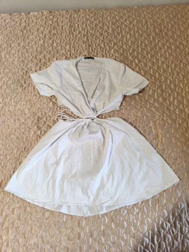 Vestido curto branco com fenda nas costas