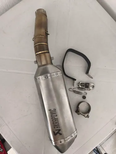 Escape esportivo completo AKRAPOVIC