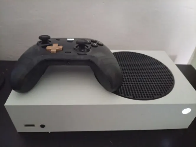 Xbox series S com dois controles