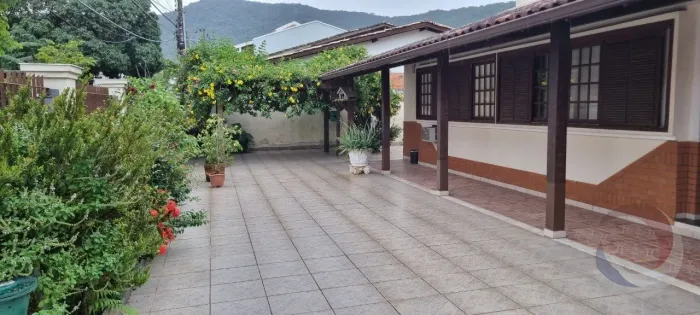 Casa Residencial de 5 dorms no bairro Lagoa Da Conceição