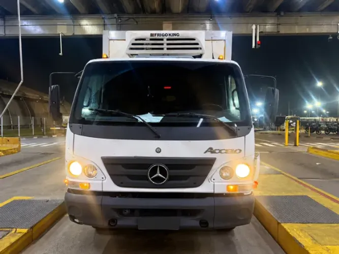 Mercedes Accelo 2019 bau refrigerado -15 com divisoria com serviço seara anhanguera