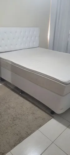 Cama Box, Lavatório e Carrinho auxiliar.