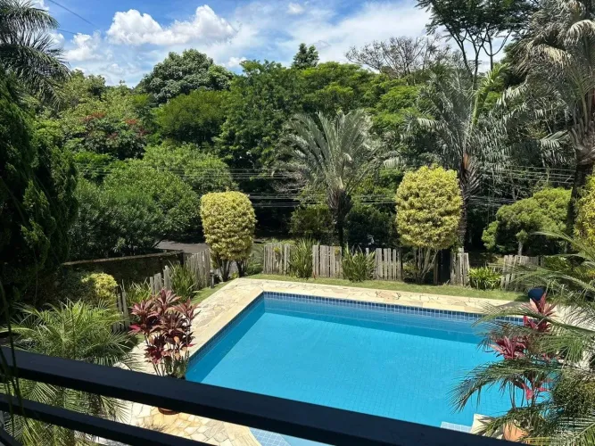 Casa no Condomínio Jardim Botânico (Sousas) com 456 m², 3 suítes e piscina.
