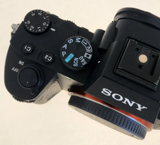Camera Sony A 7 III Full Frame com 12.100 cliques.