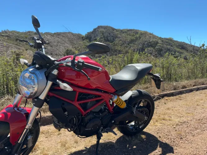 Ducati Monster 797 - 2 dono. Muito nova!