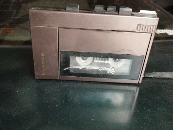 Toca fita antigo Sanyo, funcionando.