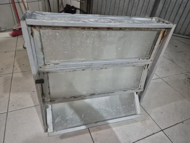 Janela 60 x 60 de ferro usada