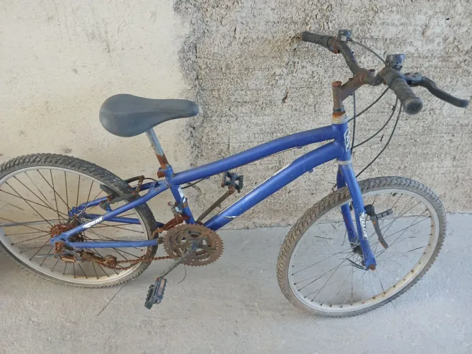 Bicicleta aro 24,precisa de manutenção.