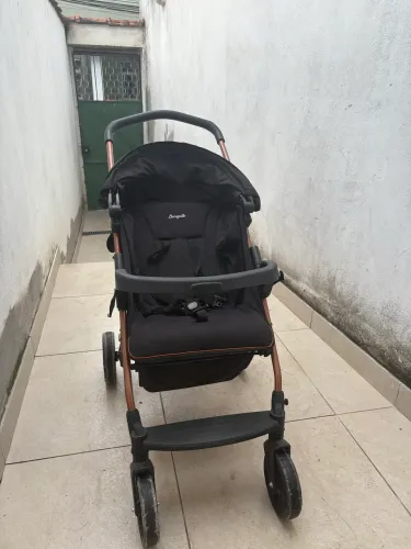 Carrinho de bebê com bebê conforto, burigotto ecco. Cor preto e cobre. 