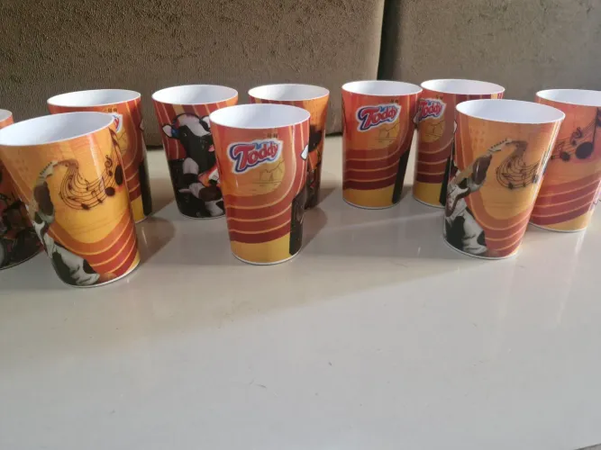 Kit com 10 copos promocionais Toddy
