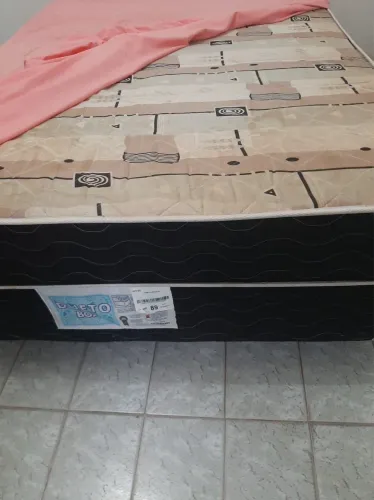 Vendo cama box de casal Ortobom (base + colchão), em bom estado de conservação.
