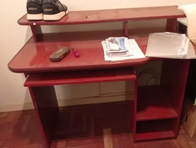 Vendo mesa de computador com cadeira giratória