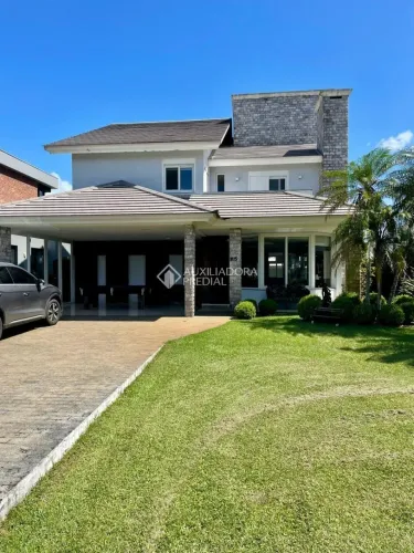 Casa em condomínio Xangrila 5 suítes uma é térrea, Mobiliada.