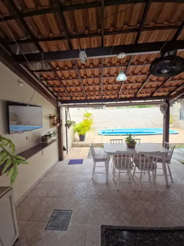 Refúgio na Praia: Casa Linear Fresca com Painel Solar, Churrasqueira e 3 Vagas