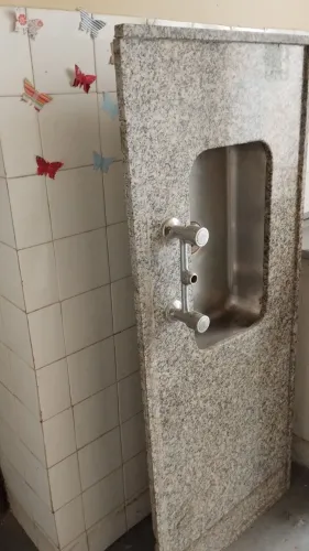 Pia de granito com cuba inox com misturador