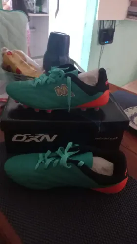 VENDO ESSA CHUTEIRA SEMI NOVA USADA 1 X FICOU GRANDE NO MEU PE TAMANHO 41