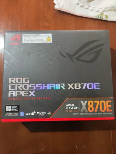Placa-Mãe: ASUS ROG Crosshair X870E Apex LACRADA 