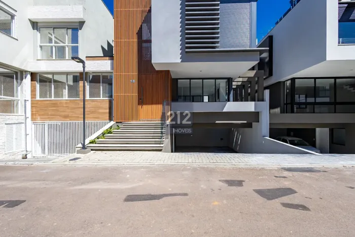 CASA EM CONDOMÍNIO FECHADO COM EXCELENTE ACABAMENTO, RECÉM FINALIZADA E PRONTA PARA MORAR.