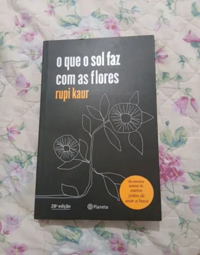livro o que o sol faz com as flores rupi kaur