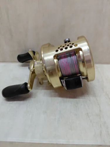 Carretilha Shimano Calcutta Conquest 201