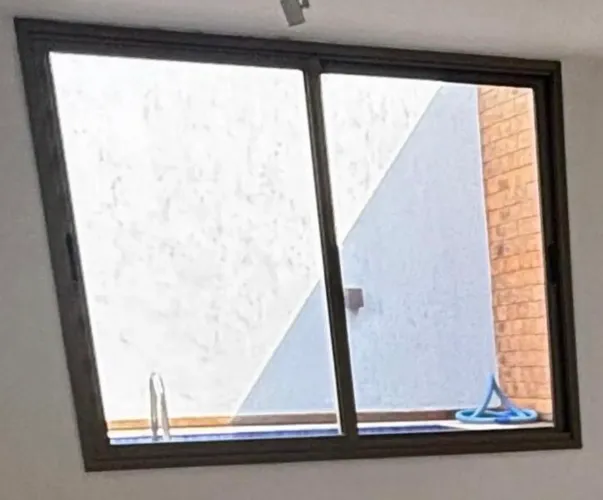 Janela 2 folhas em alumínio champanhe
