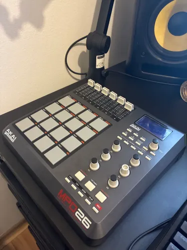 AKAI MPD26 Midi Controladora 16 Pads (NÃO É MPC)