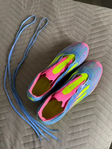 Chuteira F50 Elite Sprintweb azul e rosa (linha 24/25)