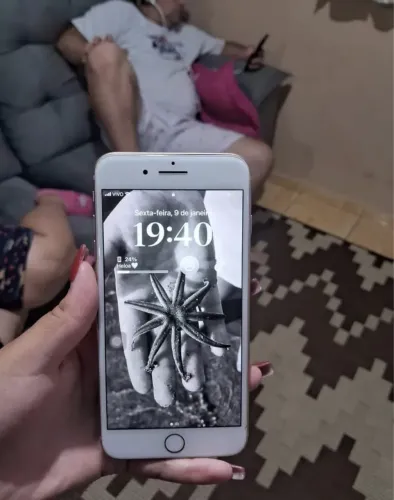 Vendo iPhone 8 Plus com detalhe