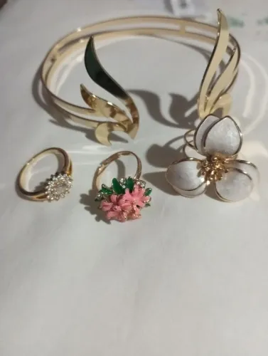 Vendo 3 anéis e 1 bracelete pôr 30.00 reais 