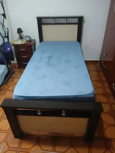 Vendo uma cama de solteiro com ,colchão valor ,290 reais tratar com seu Rock *