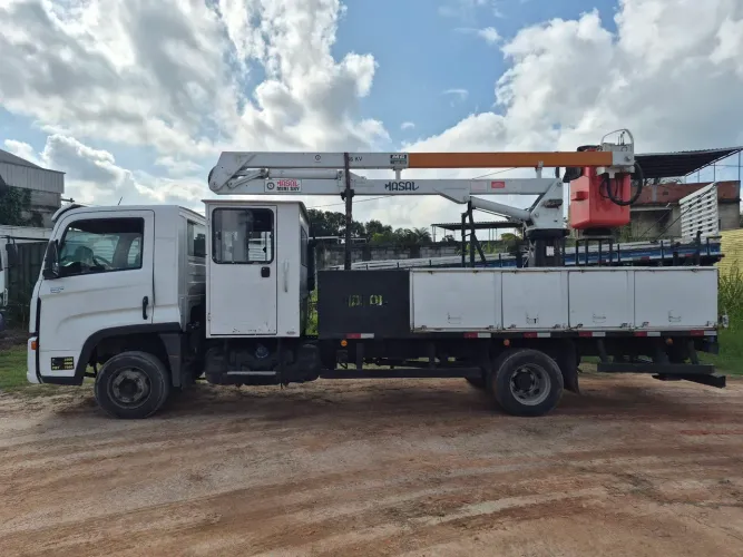 VW 9.170 com cabine auxiliar e cesto aereo isolado de 13m