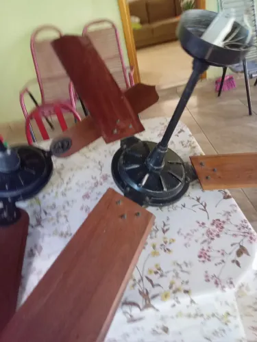 Ventilador de teto,de três velocidades.