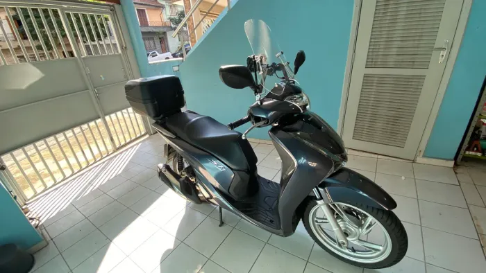 Vendo SH 150i  Revisado com Multimídia e Bauleto GIVI novo