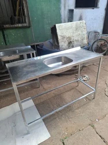 Pia de inox com os pes de metalon calvanizado de 1,40mx55cm