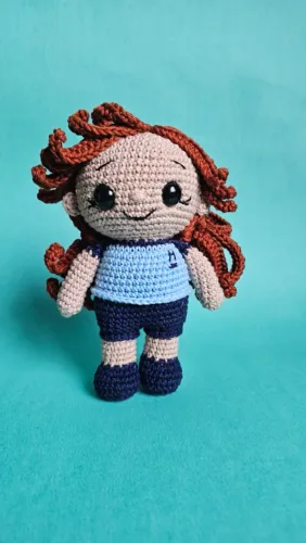 Boneca Mini Ellie, uniformizada, em Amigurumi 