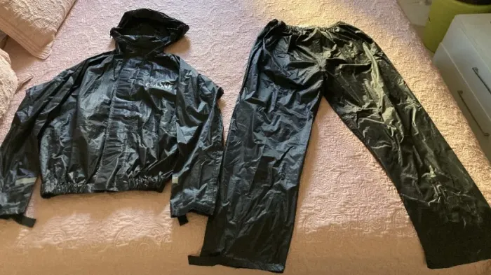 Capa de chuva com capuz e calça