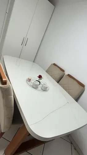 R$ 1.500,00 Vendo mesa de 6 lugares