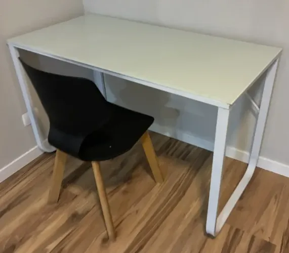 Mesa de escritório com tampo de vidro