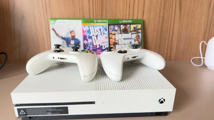 X- BOX ONE - Com dois controles, maletas e 3 jogos físicos e 6 jogos salvos no HD