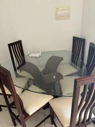 Mesa de vidro elegante 6 lugares+ cadeiras de madeira estofadas