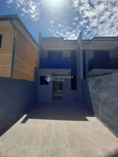Sobrado de frente para rua com 03 quartos no bairro Tatuquara