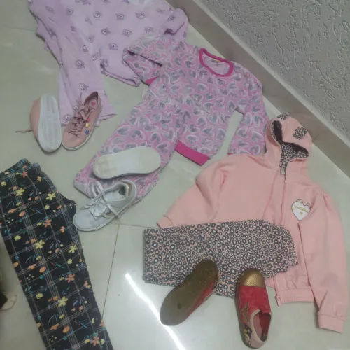vendo lotinho tamanho 8 esta novinho e o tênis 29/30  tudo por 70 reais