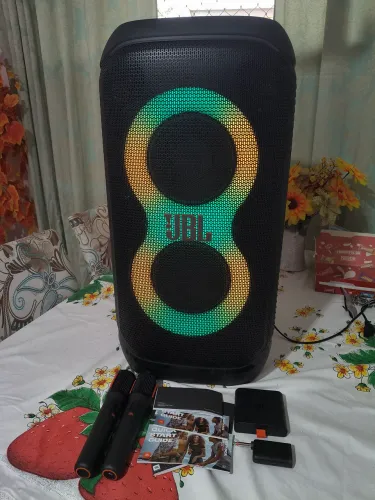 VENDO CAIXA PARTYBOX 320 + BATERIA+ MICROFONES SEM FIO SEMI NOVA