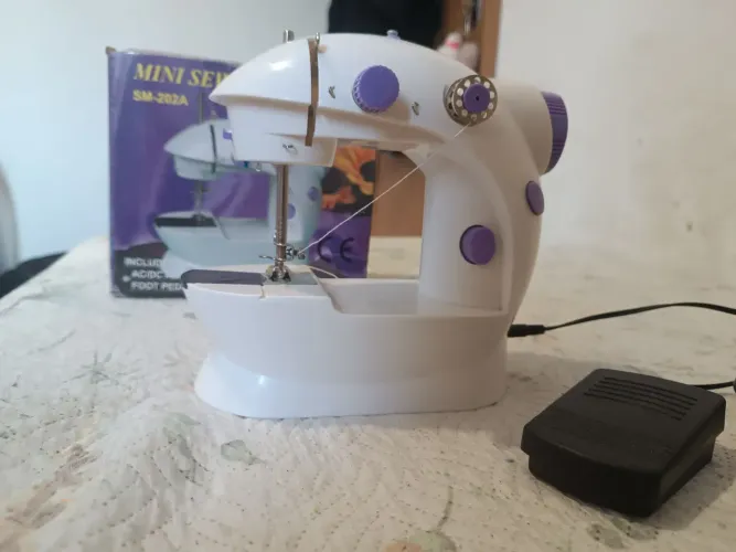 mini máquina de costura