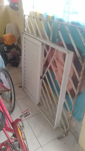 Vende-se Uma Janela De Alumínio Junto com Uma aranha 
